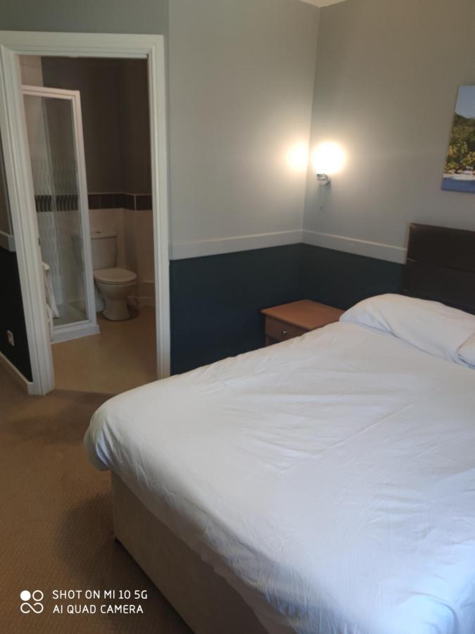 The Rowbarge Hotel Woking Eksteriør billede
