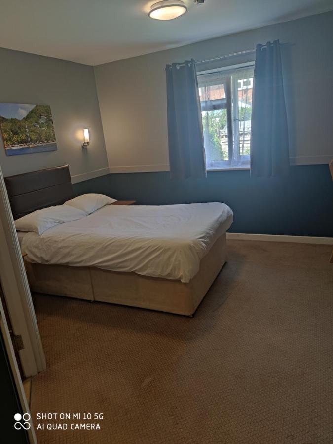 The Rowbarge Hotel Woking Eksteriør billede