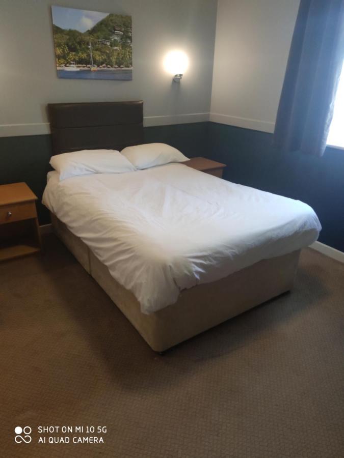 The Rowbarge Hotel Woking Eksteriør billede