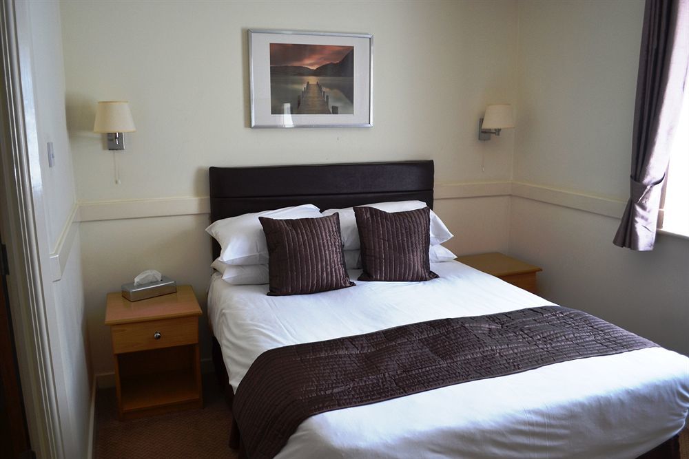 The Rowbarge Hotel Woking Eksteriør billede