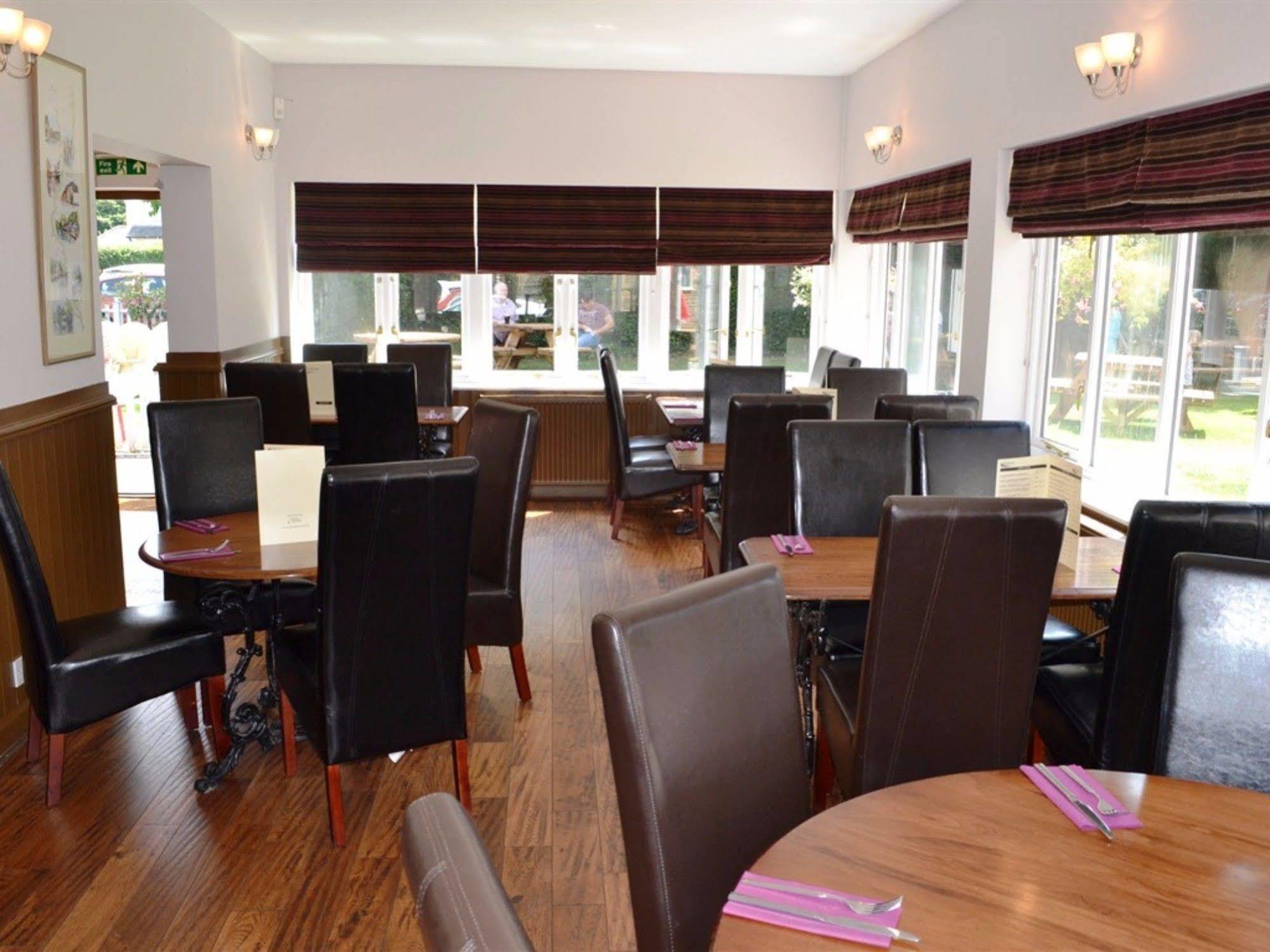 The Rowbarge Hotel Woking Eksteriør billede