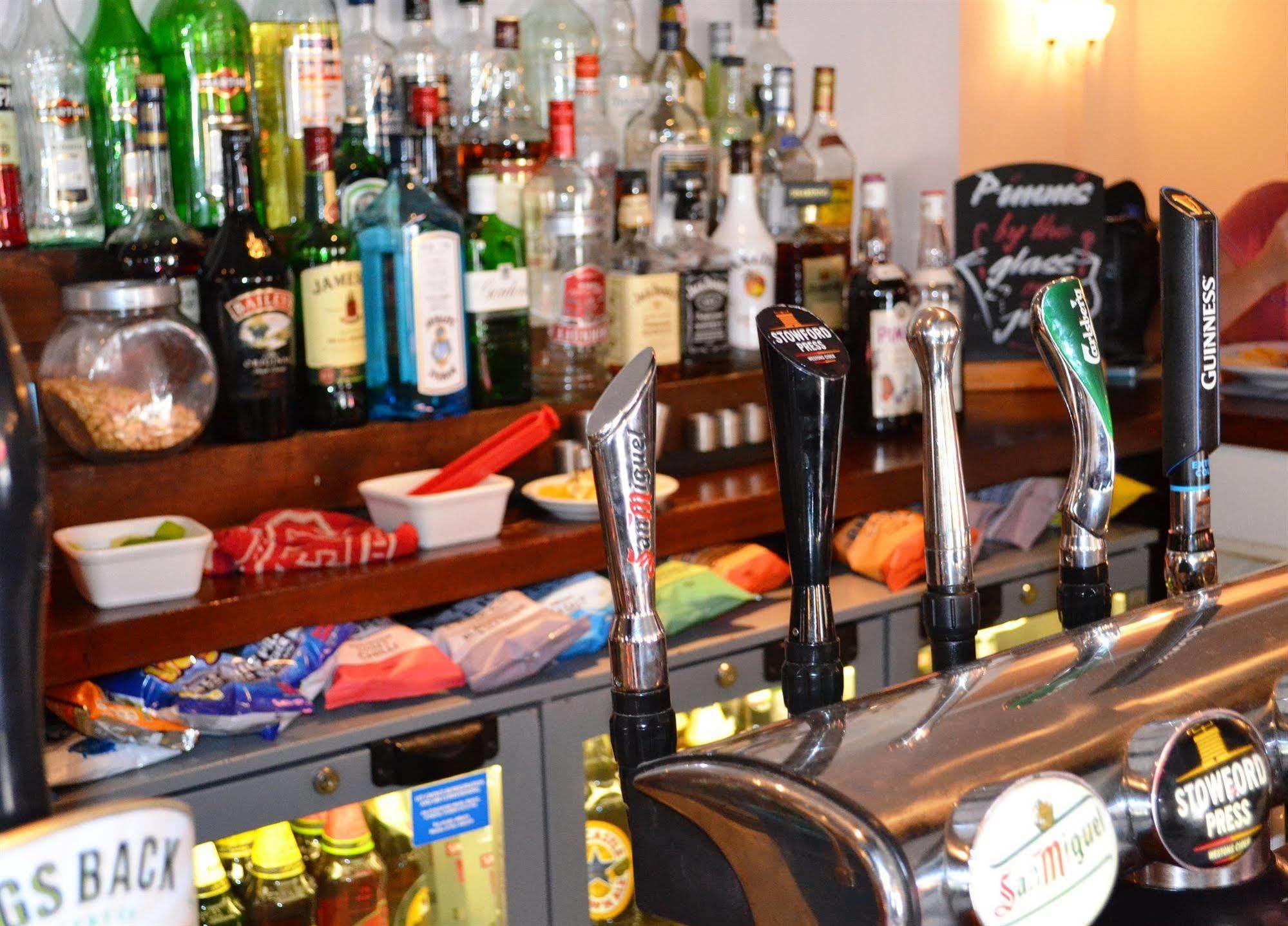 The Rowbarge Hotel Woking Eksteriør billede