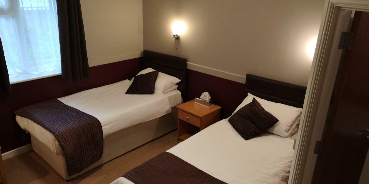 The Rowbarge Hotel Woking Eksteriør billede