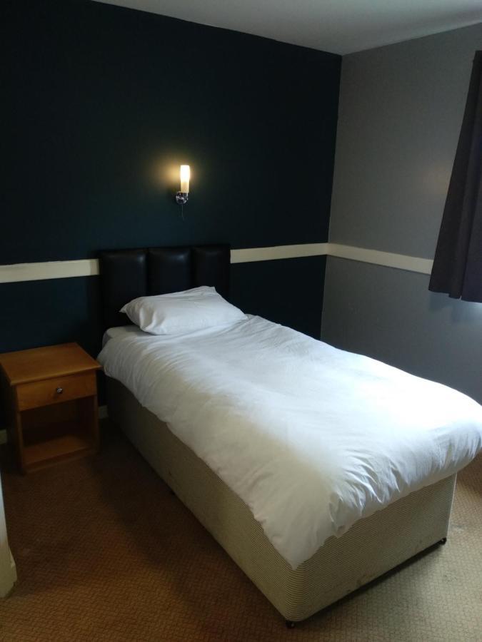 The Rowbarge Hotel Woking Eksteriør billede