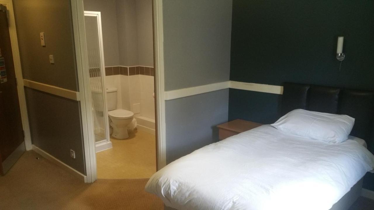 The Rowbarge Hotel Woking Eksteriør billede