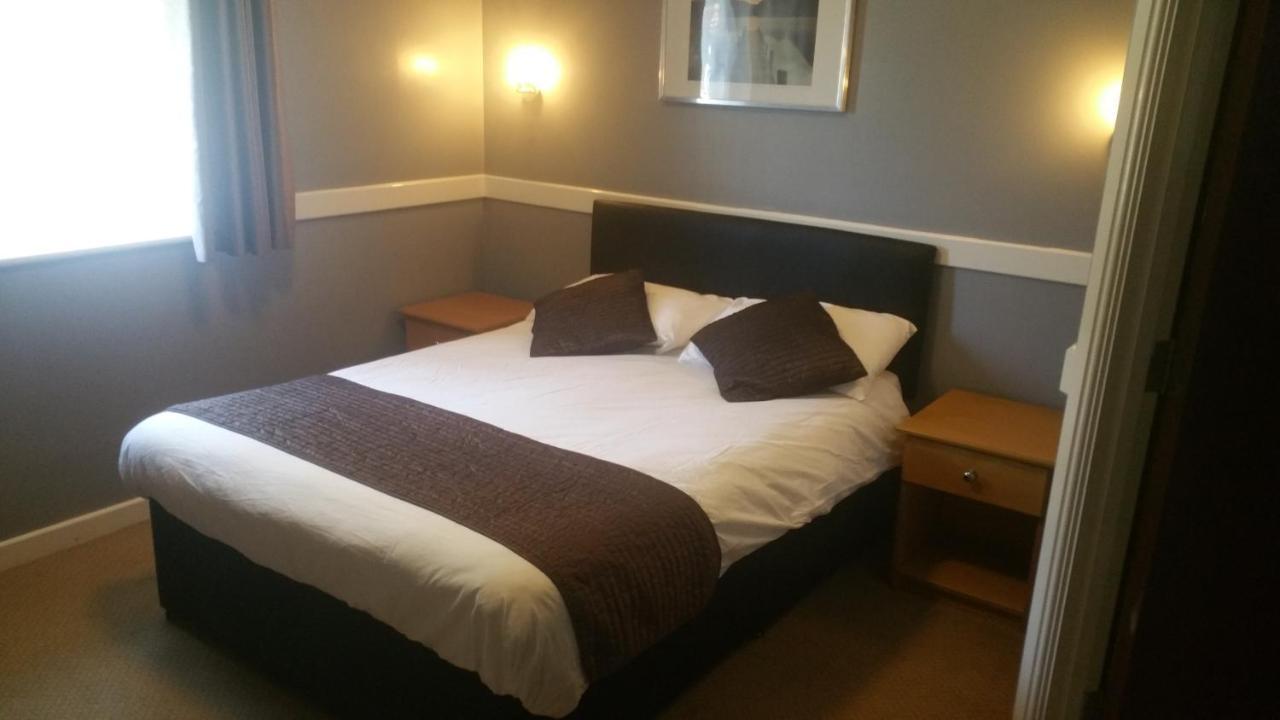 The Rowbarge Hotel Woking Eksteriør billede