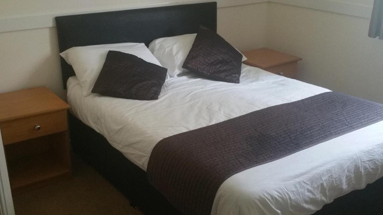 The Rowbarge Hotel Woking Eksteriør billede