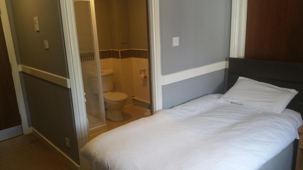 The Rowbarge Hotel Woking Eksteriør billede