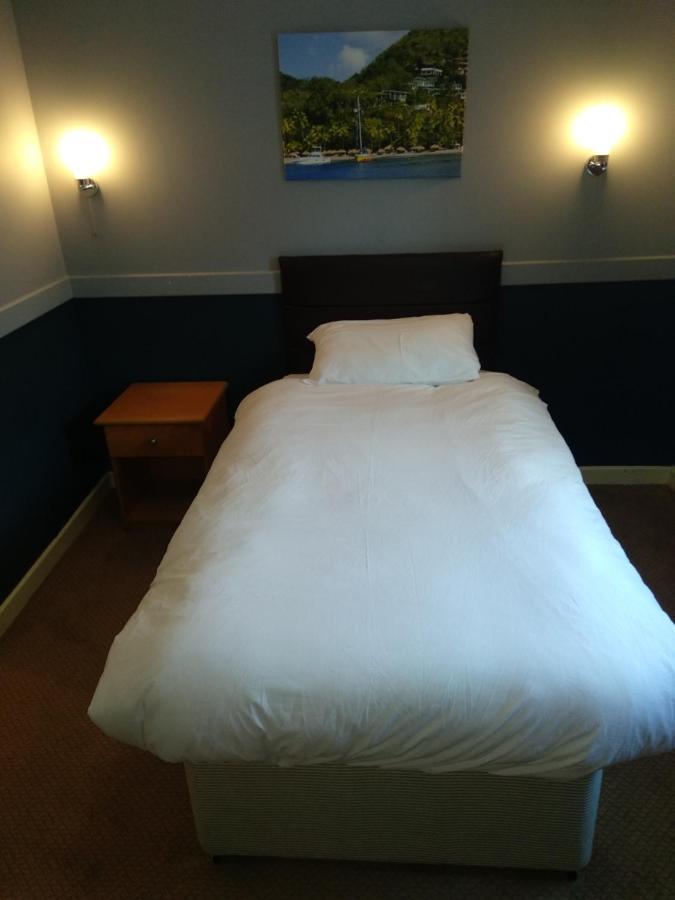 The Rowbarge Hotel Woking Eksteriør billede