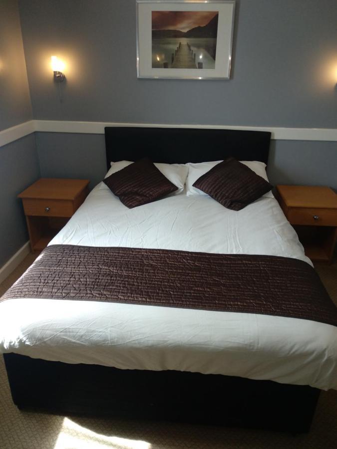 The Rowbarge Hotel Woking Eksteriør billede