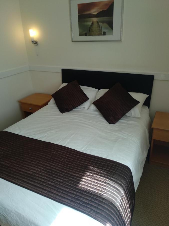 The Rowbarge Hotel Woking Eksteriør billede