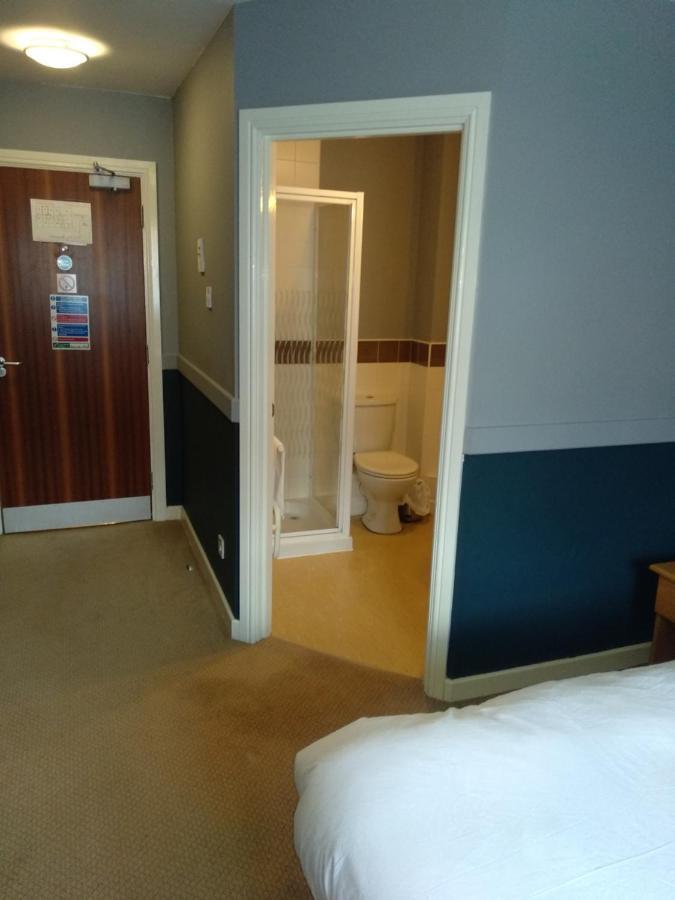 The Rowbarge Hotel Woking Eksteriør billede